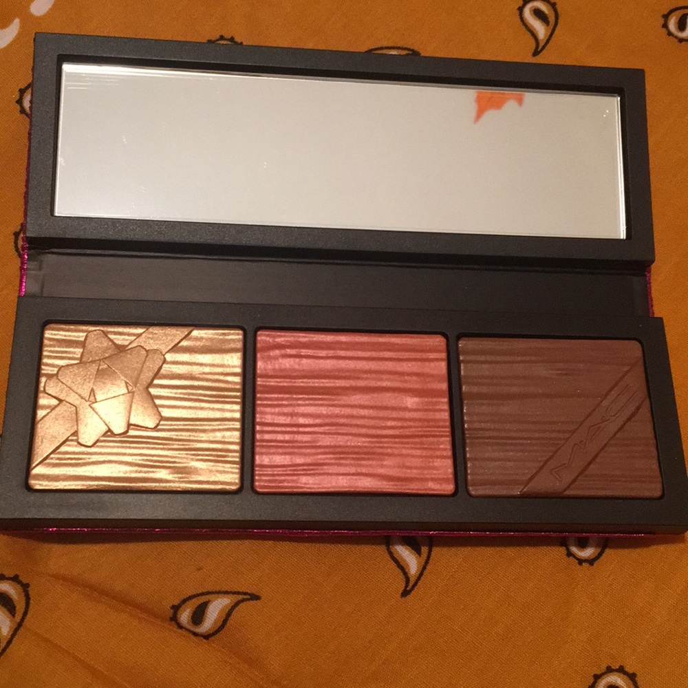 BRAND NEW MAC HOLIDAY PALETTE